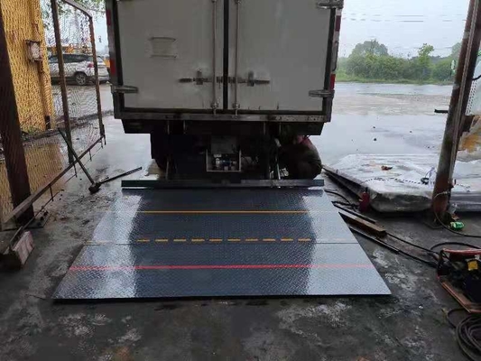 O caminhão montou o elevador da cauda para a carga e descarrega bens