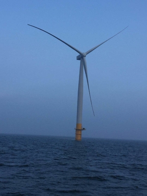 Torre de energias eólicas a pouca distância do mar Fabaricated baseado na exigência