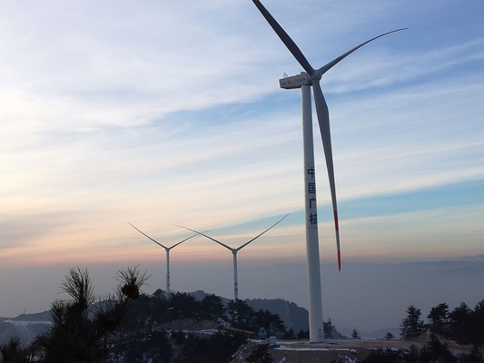 Torre de energias eólicas a pouca distância do mar Fabaricated baseado na exigência