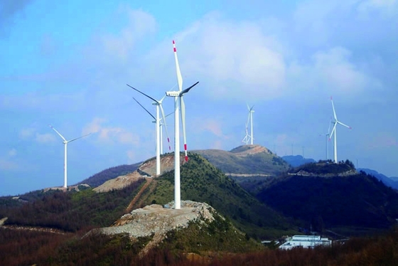 Torre de energias eólicas a pouca distância do mar Fabaricated baseado na exigência