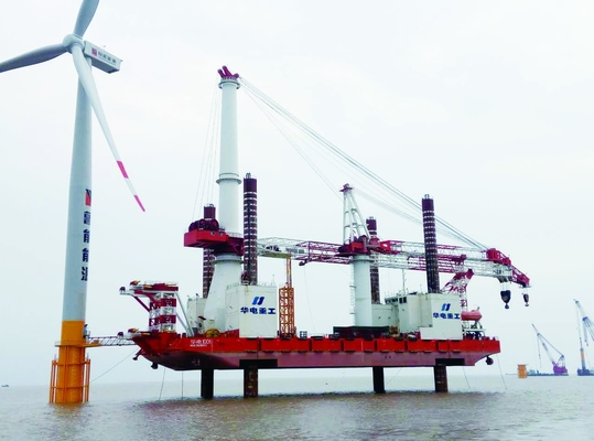 Torre de energias eólicas a pouca distância do mar Fabaricated baseado na exigência