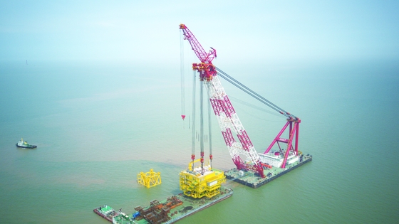 Torre de energias eólicas a pouca distância do mar Fabaricated baseado na exigência