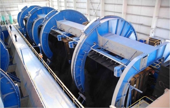 Trem que derruba o sistema giratório do alcoólatra do vagão do descarregador do carro de trilho da máquina