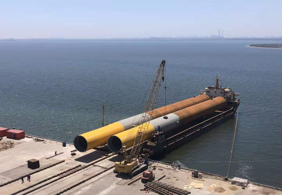 Aço carbono grande parte que faz à máquina a soldadura a pouca distância do mar da torre da turbina eólica