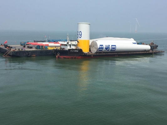 Grande parte de solda que faz à máquina o aço carbono a pouca distância do mar da torre da turbina eólica