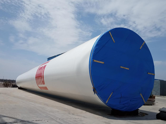 Grande parte de solda que faz à máquina o aço carbono a pouca distância do mar da torre da turbina eólica