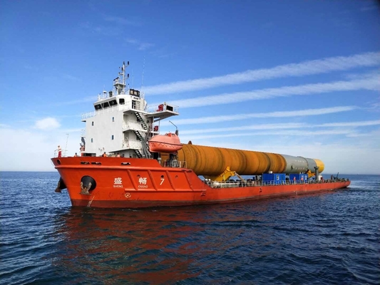 Construção de aço grande parte que faz à máquina o gerador de energias eólicas a pouca distância do mar