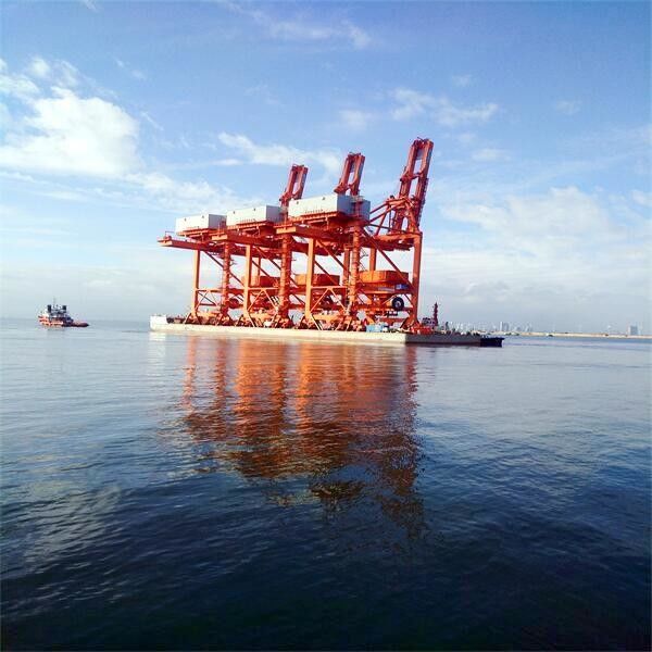 Tipo navio da garra que descarrega o sistema para descarregar materiais de maioria no terminal portuário